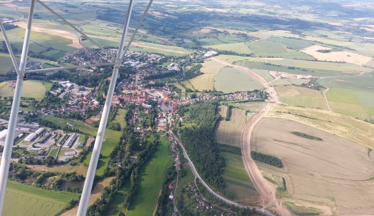 Obchvat Brtnice z výšky. Unikátní snímky ukazují, kudy pojedou kamiony do Dukovan
