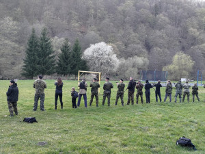 Když nám ukradnou volby, je čas na odboj: Krajský lídr hnutí Stačilo! Klusáček cvičí příznivce se zbraněmi