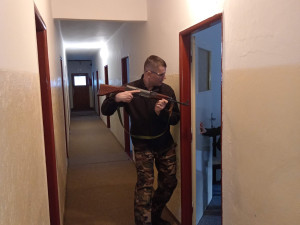 Když nám ukradnou volby, je čas na odboj: Krajský lídr hnutí Stačilo! Klusáček cvičí příznivce se zbraněmi