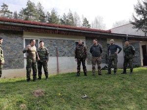 Když nám ukradnou volby, je čas na odboj: Krajský lídr hnutí Stačilo! Klusáček cvičí příznivce se zbraněmi