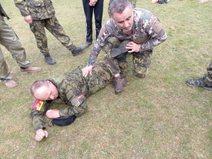 Když nám ukradnou volby, je čas na odboj: Krajský lídr hnutí Stačilo! Klusáček cvičí příznivce se zbraněmi