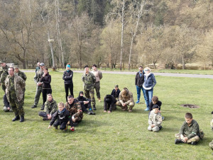 Když nám ukradnou volby, je čas na odboj: Krajský lídr hnutí Stačilo! Klusáček cvičí příznivce se zbraněmi