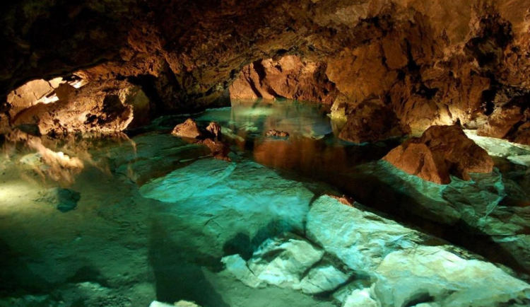 Kam na výlet, když prší? Zkuste Bozkovské dolomitové jeskyně v Bozkově u Semil
