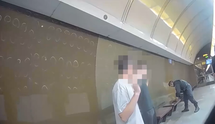 VIDEO: Mladíci manipulovali se zbraní v prostorech metra, zasahovala městská policie