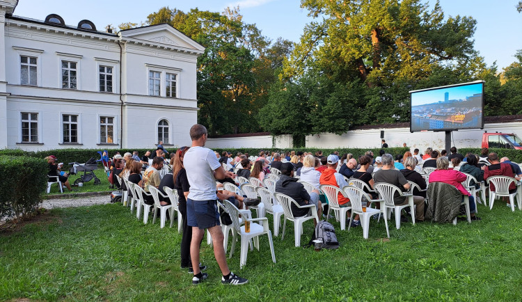 V zámeckém parku u Liebiegova paláce startuje v týdnu promítání letního kina