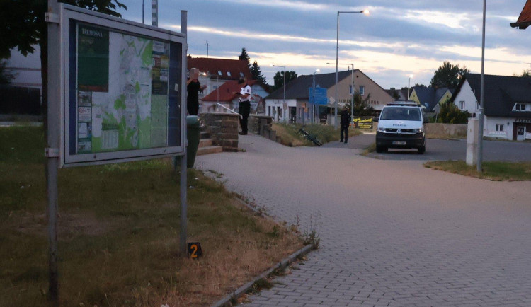 Silně opilý cyklista se rozplácl o reklamní tabuli a pak napadl záchranáře