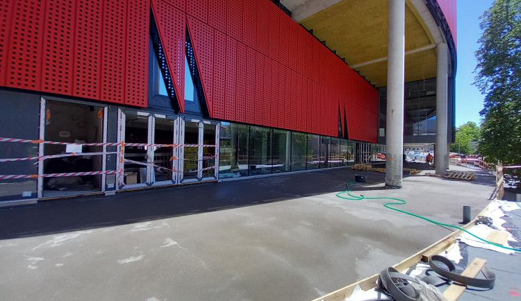 Lidé chtějí mít své jméno na fasádě arény. Koupili si už téměř sedm set panelů