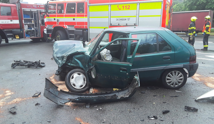 Hasiči o víkendu vyjížděli k 12 nehodám. 30krát poskytovali technickou pomoc