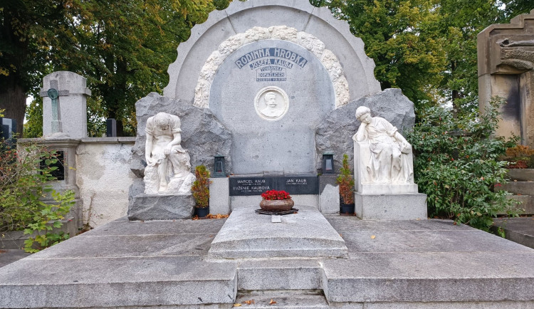 Za uměním na hřbitov, radnice chce upozornit na cenná díla od významných sochařů