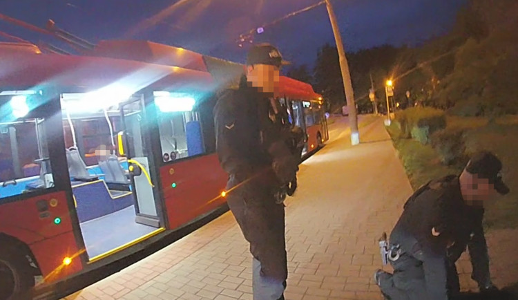 Řidič MHD se snažil probudit spícího muže. Ten ho zbil