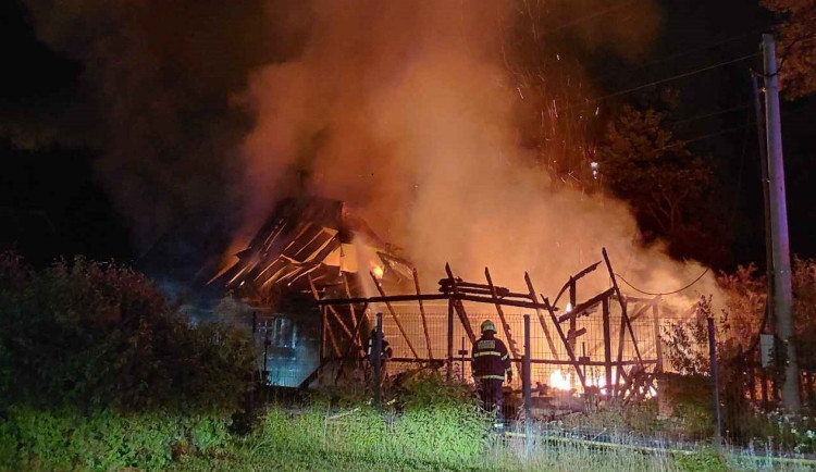 Roubenka byla v plamenech, oheň likvidovalo osm jednotek hasičů