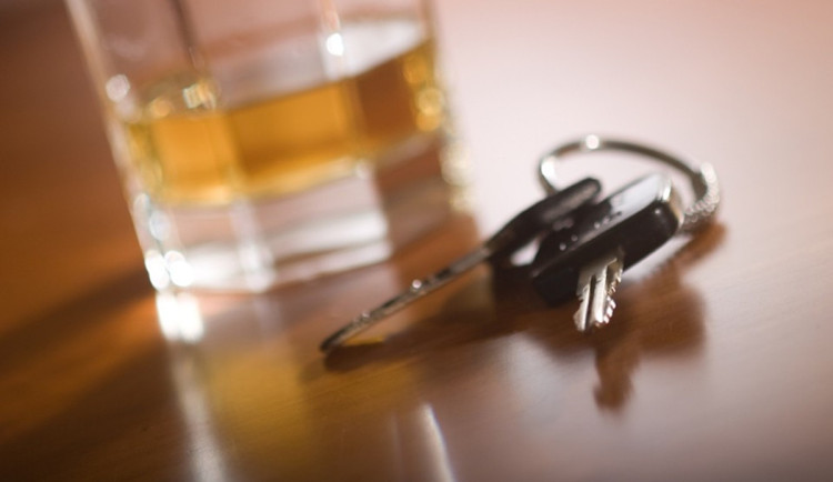 Opilý čtrnáctiletý chlapec vzal dědovi klíčky od auta. Havárii nahlásila jeho matka