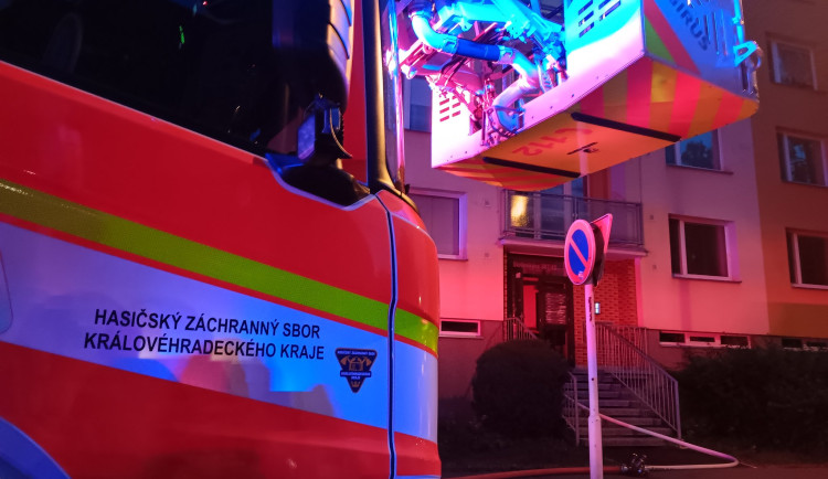 V Hradci Králové hořel byt v paneláku. Hasiči nasadili šest jednotek