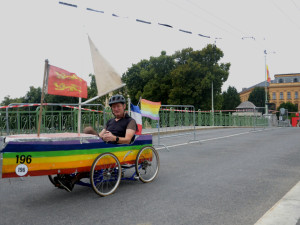 Šlapací vozítka se proháněla Hradcem i za deště. Závod ovládl Francouz