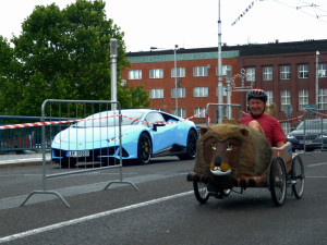 Šlapací vozítka se proháněla Hradcem i za deště. Závod ovládl Francouz