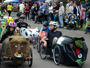 Šlapací vozítka se proháněla Hradcem i za deště. Závod ovládl Francouz