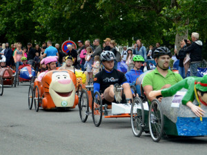 Šlapací vozítka se proháněla Hradcem i za deště. Závod ovládl Francouz