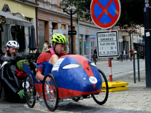 Šlapací vozítka se proháněla Hradcem i za deště. Závod ovládl Francouz