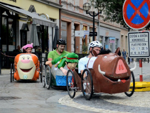 Šlapací vozítka se proháněla Hradcem i za deště. Závod ovládl Francouz