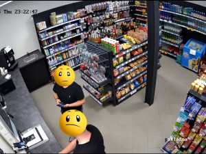 Limuzínou pro nákup bez placení? Zloděje v samoobslužném obchodě odhalila AI