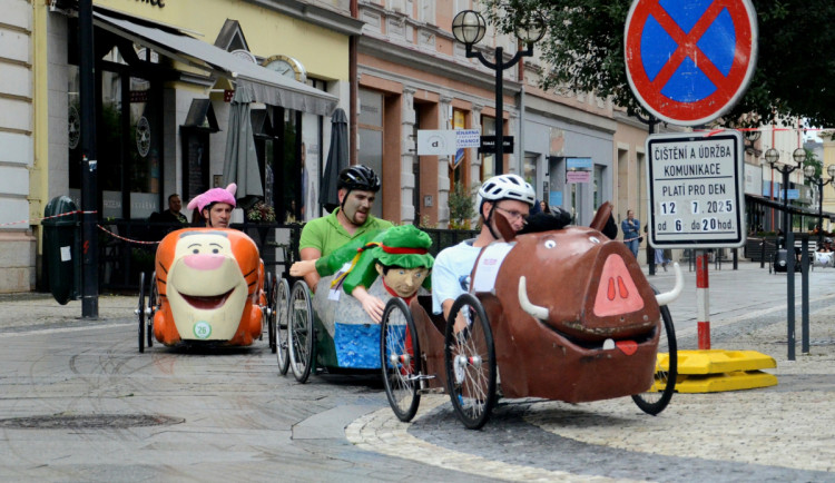 Šlapací vozítka se proháněla Hradcem i za deště. Závod ovládl Francouz