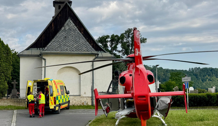 Muž na Opavsku spadl z pěti metrů na beton, letěl pro něj vrtulník