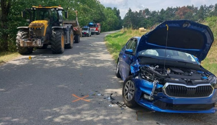 Senior předjížděl traktor, který začal odbočovat. Škoda je dvě stě tisíc