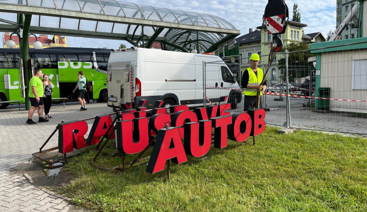 Provizorium na třicet let. Zázemí autobusáku ze stavebních buněk mizí