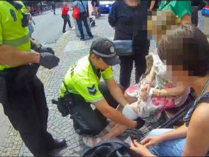 Strážníci pomohli dvěma ženám: jedna z nich ztratila vědomí, druhá silně krvácela