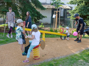 Modernizace hřiště v Mokrovousech: Nové herní prvky pro děti i dospělé