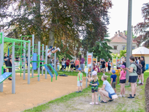 Modernizace hřiště v Mokrovousech: Nové herní prvky pro děti i dospělé