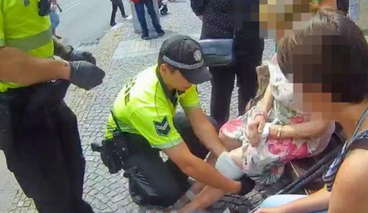 Strážníci pomohli dvěma ženám: jedna z nich ztratila vědomí, druhá silně krvácela