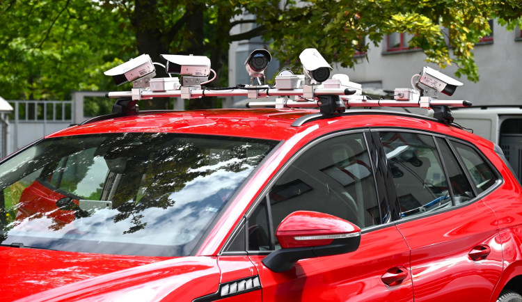 Parkování v Hradci začíná monitorovat speciální auto. Za hodinu zkontroluje 10 tisíc aut