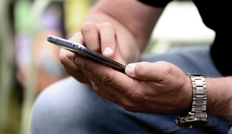 Dívky se po sextingu cítí hůř než chlapci, ukázal výzkum sexuálně laděných zpráv