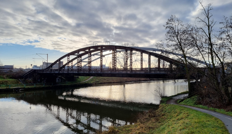 Hradec Králové uvažuje o novém využití historického železničního mostu Železňák