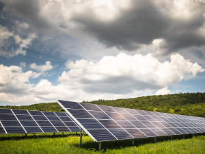 Hradec Králové začne osazovat školy slunečními elektrárnami