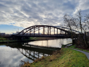 Hradec Králové uvažuje o novém využití historického železničního mostu Železňák