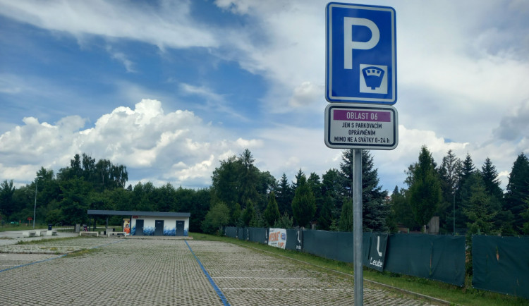 Parkování v Jihlavě XIII: Na sport jsou v Českém mlýně dvě hodiny, pak se platí