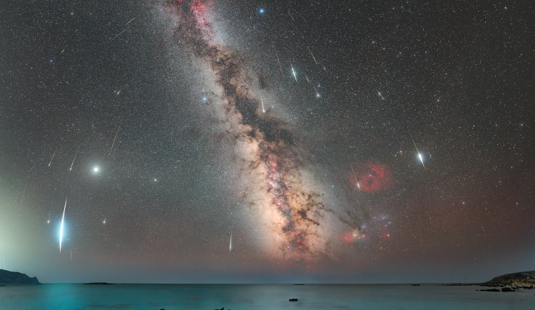 Astronom zachytil unikátní snímek meteorického roje, potřeboval na to 386 hodin