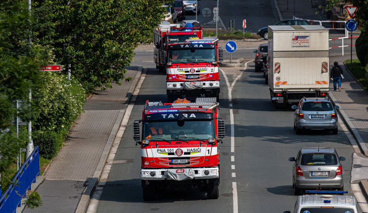 V Hradci Králové hořelo v bytě výškové budovy. Jeden zraněný, nadýchal se kouře
