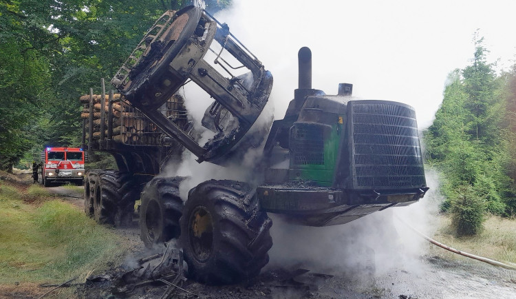 Při požáru traktoru se popálil jeden muž, škodu hasiči odhadli na 2,5 milionu