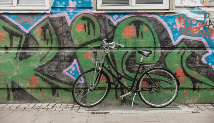 Policisté dopadli sériového zloděje jízdních kol. V Hradci jich ukradl 15