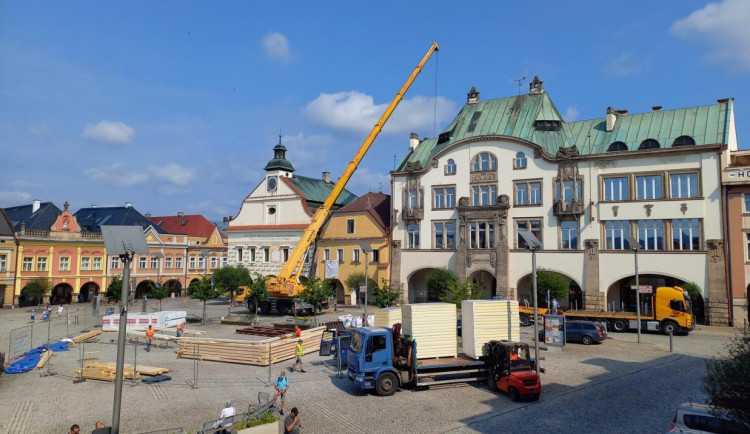 Centrum Dvora Králové je opět průjezdné. Výlukové jízdní řády platí do pátku
