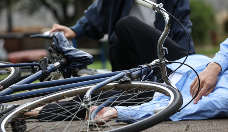 Cyklista pod vlivem alkoholu srazil chodce. Jedna žena skončila v nemocnici