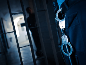 Čtyřikrát odsouzený muž opět ve vazbě. Kradl kvůli penězům na drogy