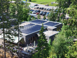 Stezka korunami stromů instalovala fotovoltaický systém. Ušetří 20% energie