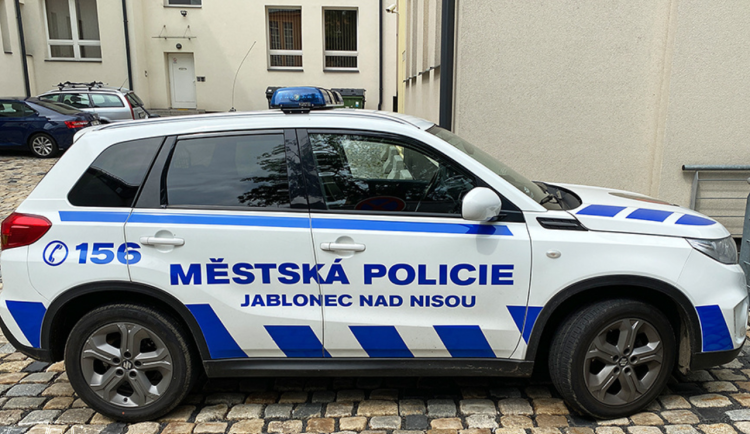 Muž na jablonecké benzínce vypil litr rumu a vypnul se, nadýchal téměř 6 promile