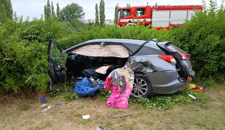Tři senioři se zranili při čelním střetu dvou osobních aut, jeden muž je ve vážném stavu