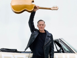 Hradec čeká velká hudební akce. Jak bude vypadat koncert Bryan Adamse na letišti?