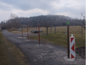Kuriózní případ poškození cizí věci v České Skalici: muž betonoval sloupky na silnici